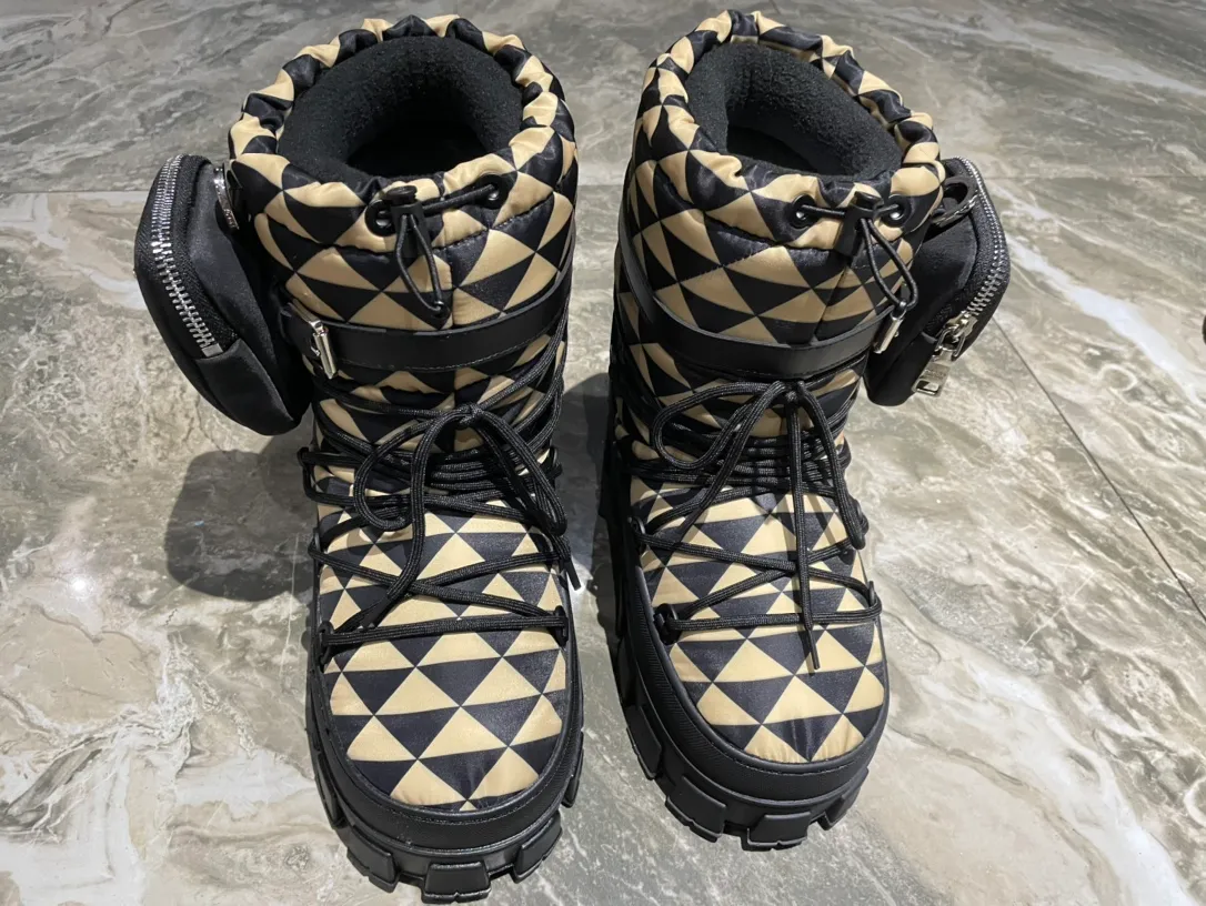 👟👟Ex-factory price 760👟👟 The highest version on the market, Prada's king style, snow boots, ski boots, fat and cute, so cute →_→ From the Prada limited series, unique. Shiny nylon Oblique upper with criss-cross straps for an ideal fit. The boots are made of technical fabric and have a short-cut version. They can be worn in the city or in the mountains. They make the calves slimmer, taller, warmer and have a concave shape. The boots and soles use the original waterproof effect. The size is 35-40. 41Customized